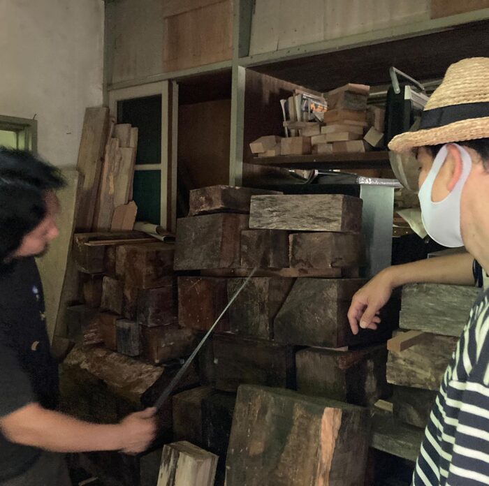 写真：前とオルタwood DESIGNの村井さんが木材を前に話をしています。