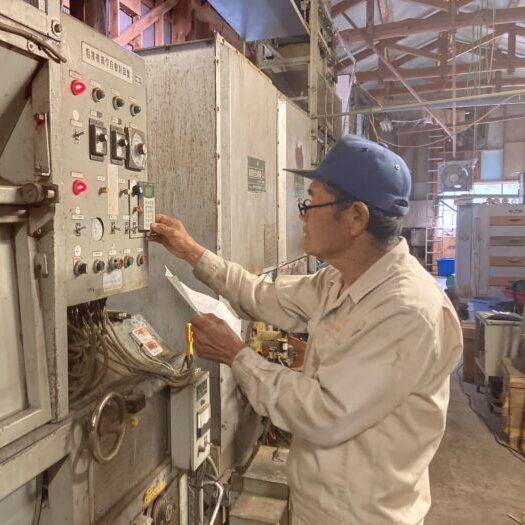 写真：秀平さんが機械を操作しています。