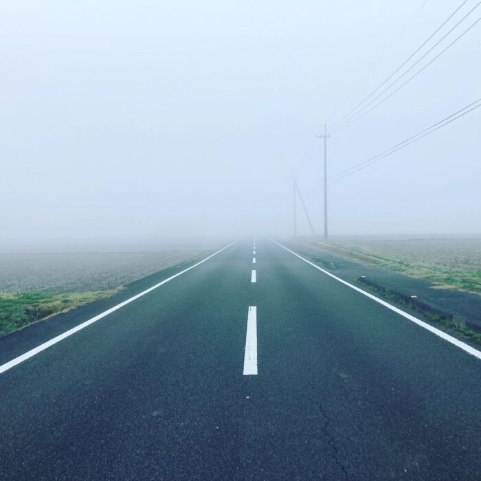 道路に霧が立ち込めている写真