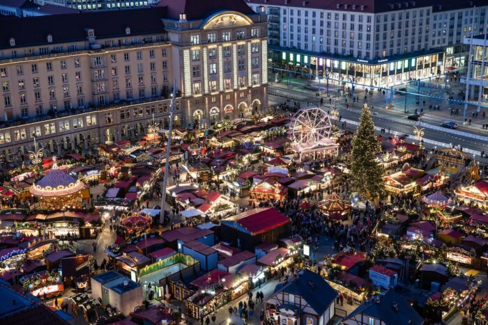 ドレスデンのクリスマスマーケットを俯瞰で撮影した写真