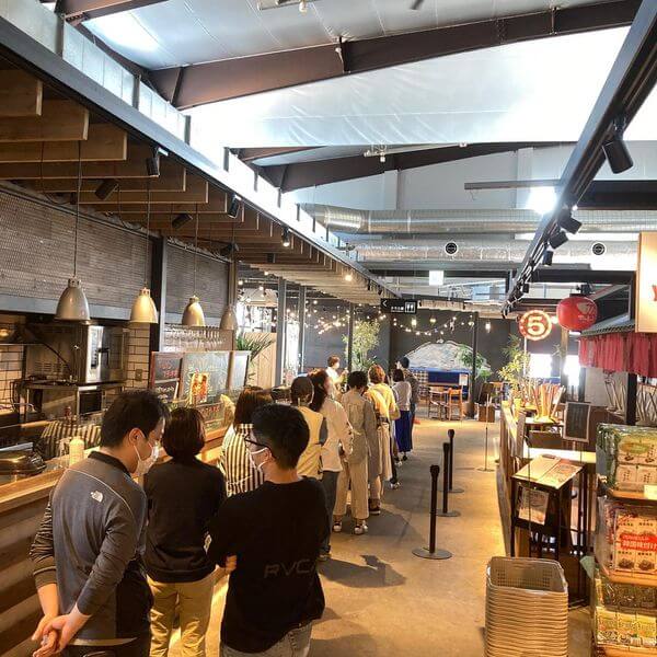 写真：高知蔦屋書店のカゴノオトブースに人が並んでいます。