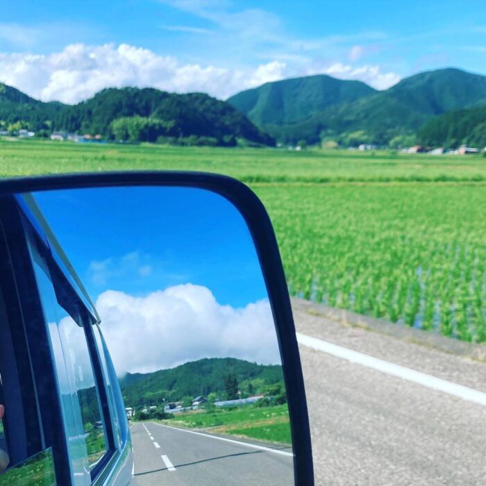 写真：青空と山と田んぼの風景です
