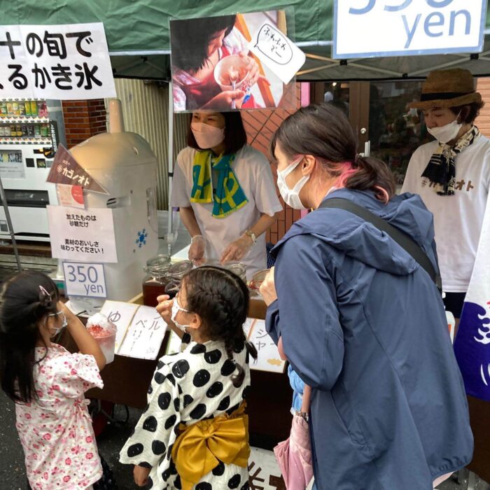 写真：金太郎夜市でかき氷屋台に人が並んでいます。