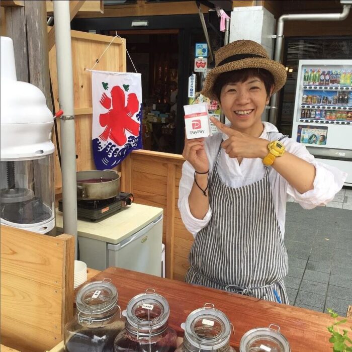 写真：小清水がかき氷屋台に立っています。