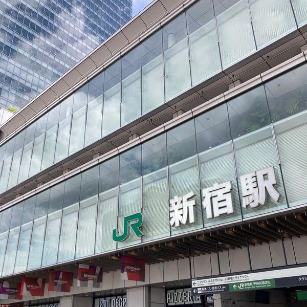 写真：JR新宿駅の改札です。