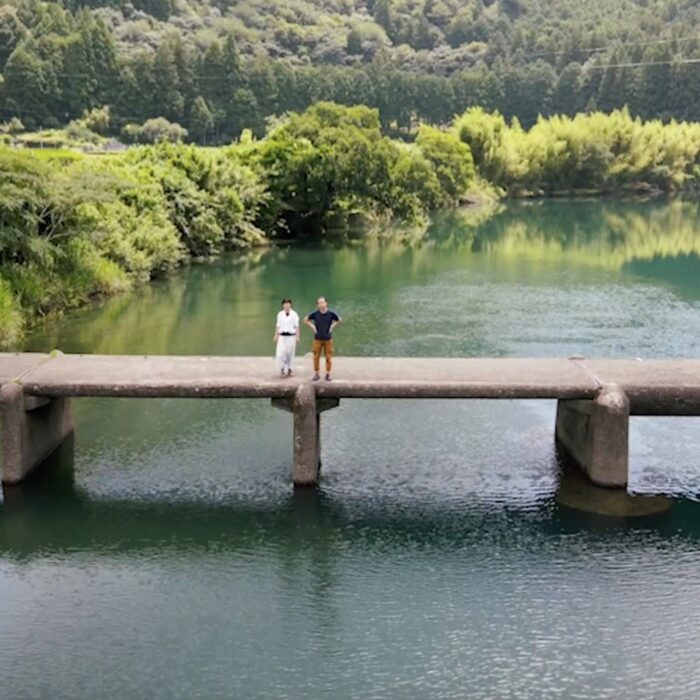 写真：沈下橋の上に小清水と前が立っています