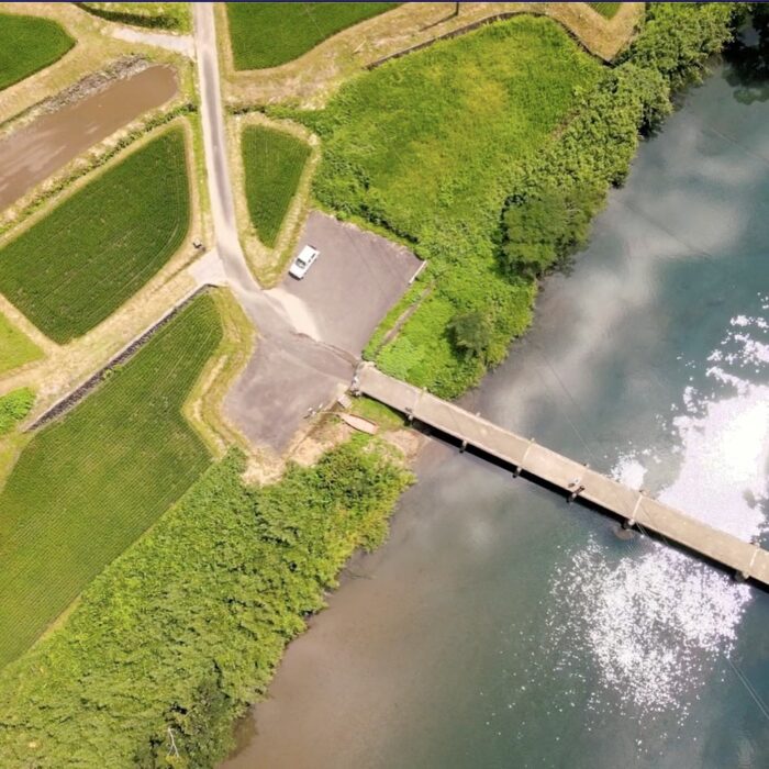 写真：四万十川と沈下橋、田んぼが写っています