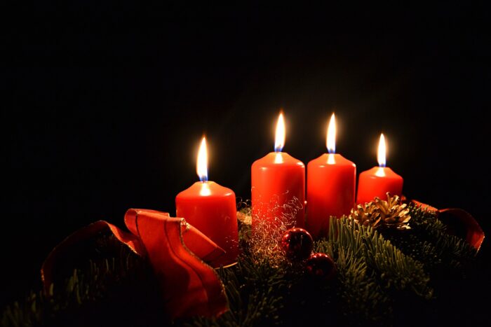 写真：アドヴェンツクランツです。4本の蝋燭に火が灯っています。