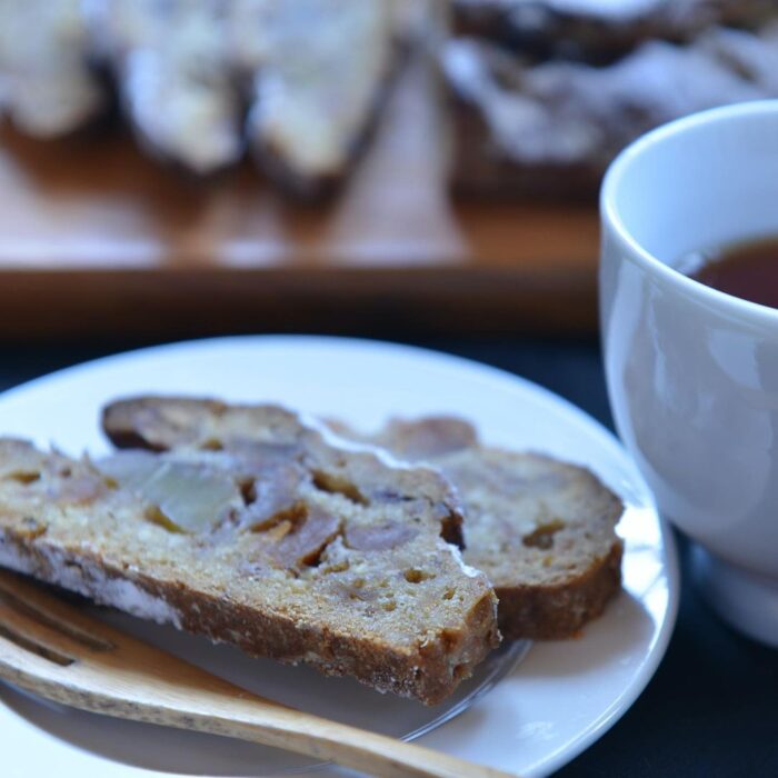 写真：カットしたシュトーレンと紅茶です