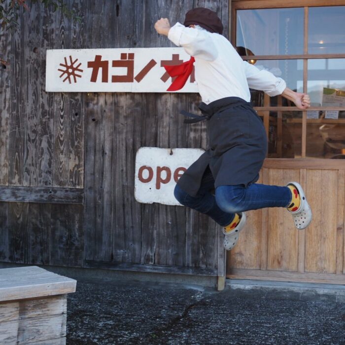 写真：お店の前でジャンプしている小清水