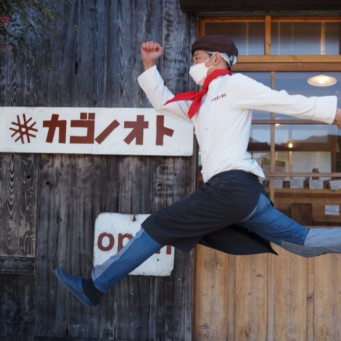 写真：お店の前でジャンプしている前