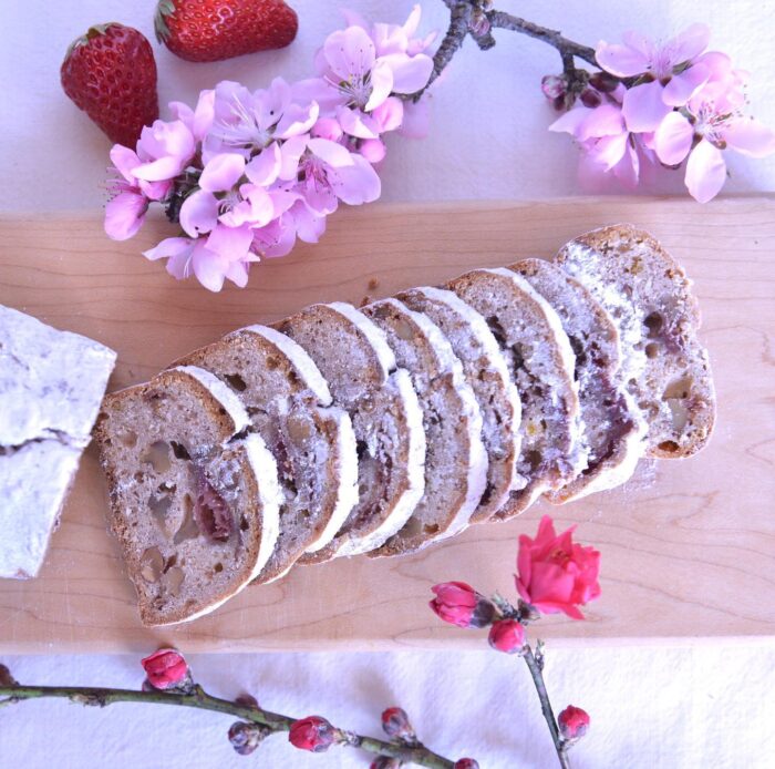 写真：春の旬でつくるいちごシュトーレンと桜・桃の花です。