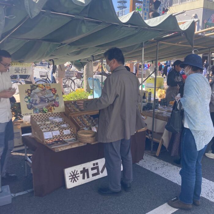 写真：日曜市のカゴノオトブースにお客さんが並んでいます。