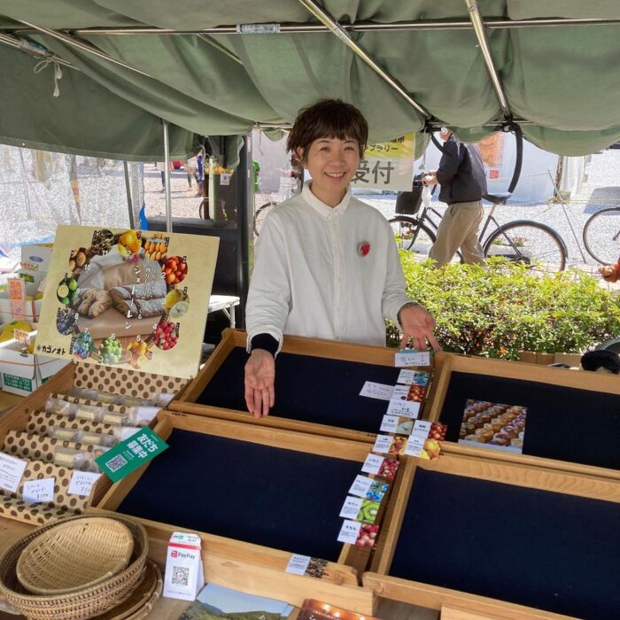 写真：小清水がカゴノオトブースに立っています。
