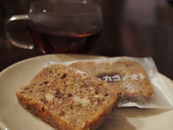 写真：シュトーレンを食べる際に夜にホッと一息ついて食べているイメージの写真です