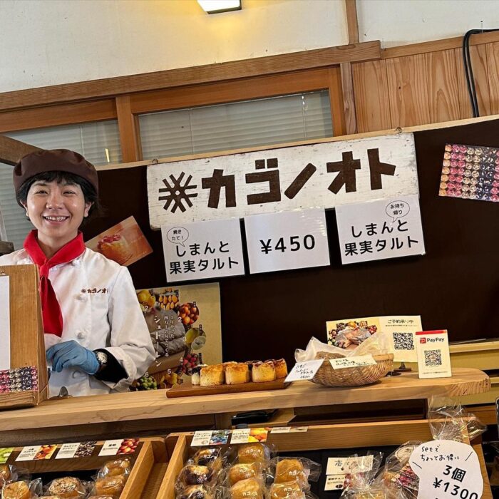 写真：道の駅四万十とおわの出店ブースに小清水が立っています。