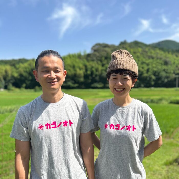 写真：カゴノオトTシャツを着ている小清水と前です。