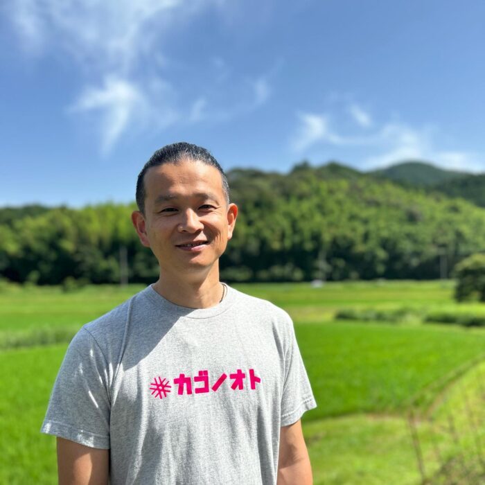 写真：カゴノオトTシャツを着ている前です。