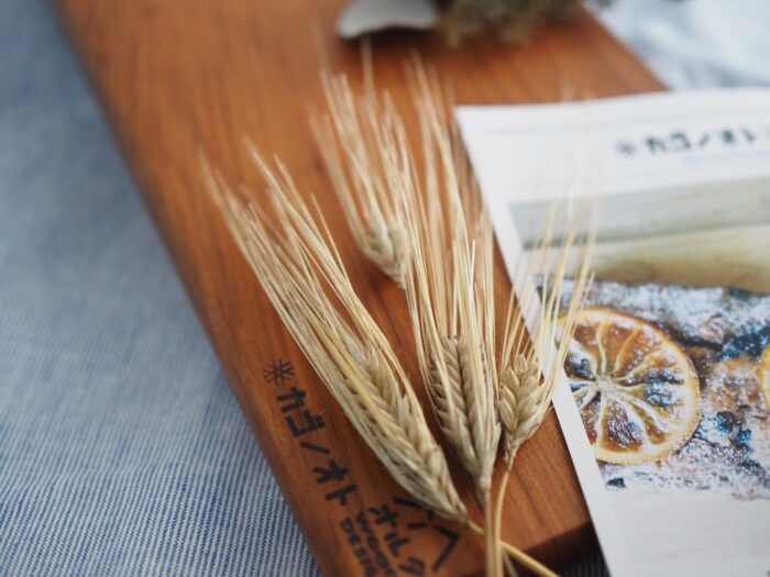 写真：夏のシュトーレンの中にこの近くで育った麦の穂を飾りに入れています。こちらの麦は元スタッフさんが育ててるものをわけてもらったものです。