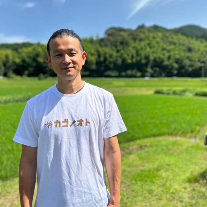 写真：カゴノオトTシャツを着ている前です