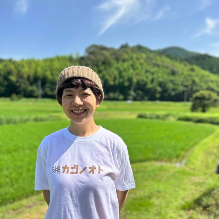 写真：小清水がカゴノオトTシャツを着ています