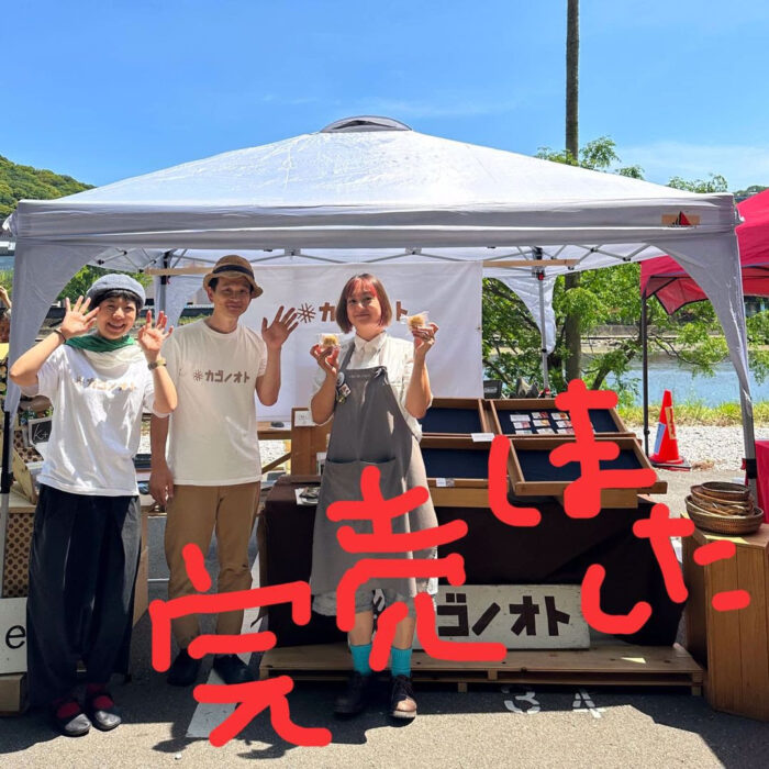 写真：おやつ神社のブースで小清水と前がお客様と写っています。テキスト：完売しました。