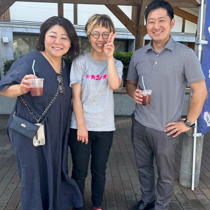 写真：岩城さんと廣野さんとカゴノオト小清水です
