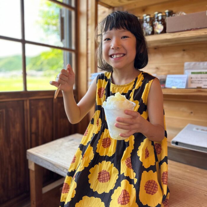 写真：かわいいお客さんがかき氷を食べに来てくれました