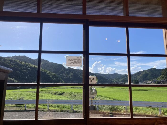 写真：営業終了後に店内から見える田んぼと山の景色です