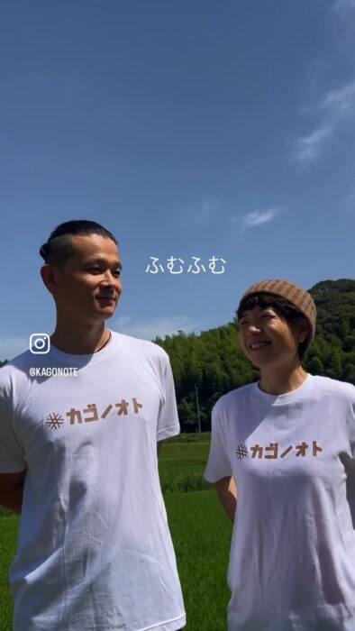 写真：カゴノオトTシャツについて語っています