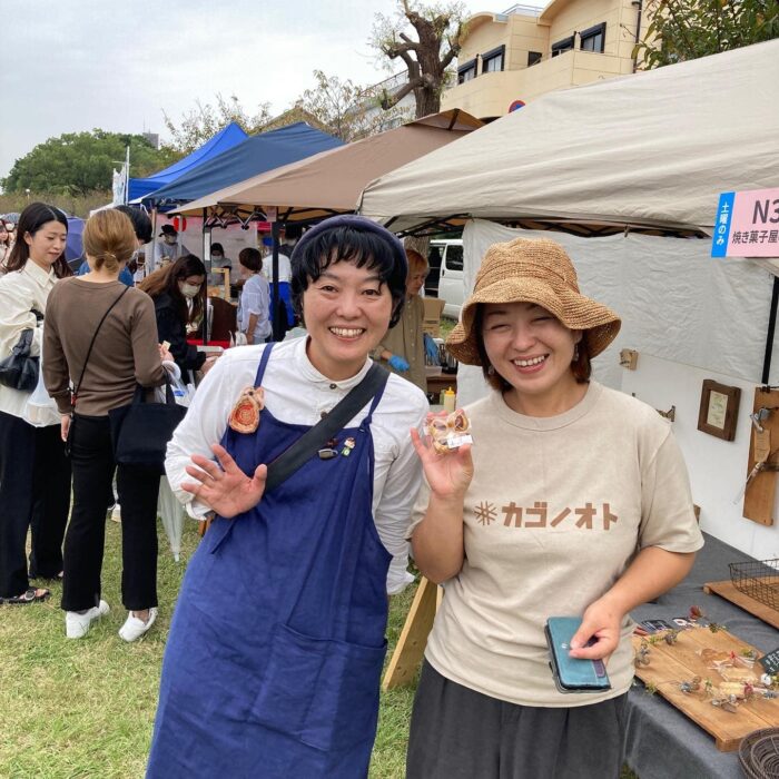 写真：ヴィレッジ出店、お客様とスタッフです