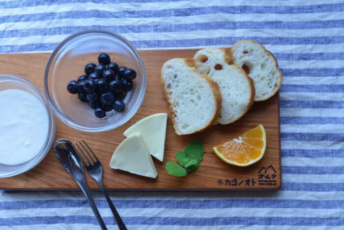 写真：シュトーレン以外にも、チーズやパン、果物をさっとカットしてそのまま食卓へいけます