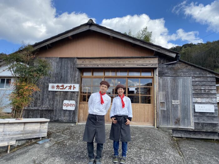 写真：カゴノオトの店舗前で前と小清水です