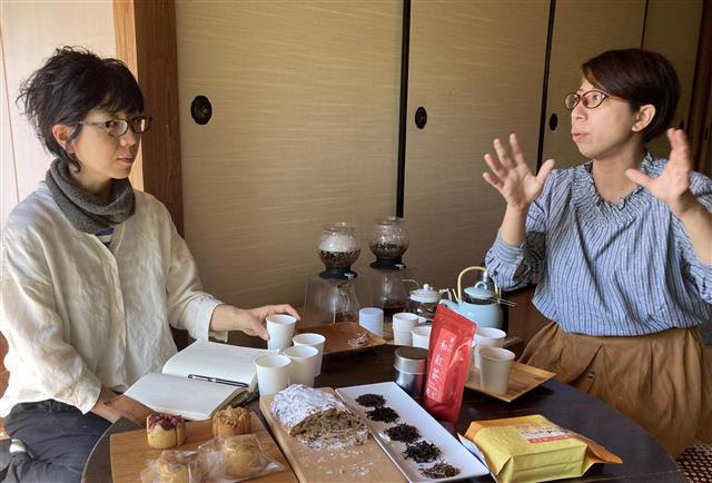 写真：日本茶インストラクターの柿谷奈穂子さんと小清水です