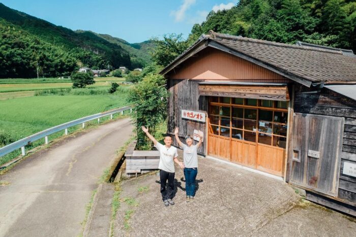 写真：カゴノオト店舗の前で。小清水と前です。