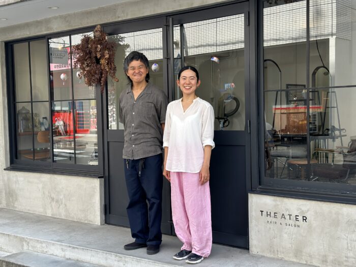 写真：店頭の前に立つシアターヘアサロンの田中さんとYAMAMEさん