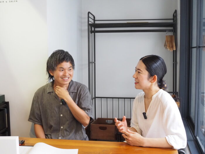 写真：シアターヘアサロンの田中さんとYAMAMEさんです。