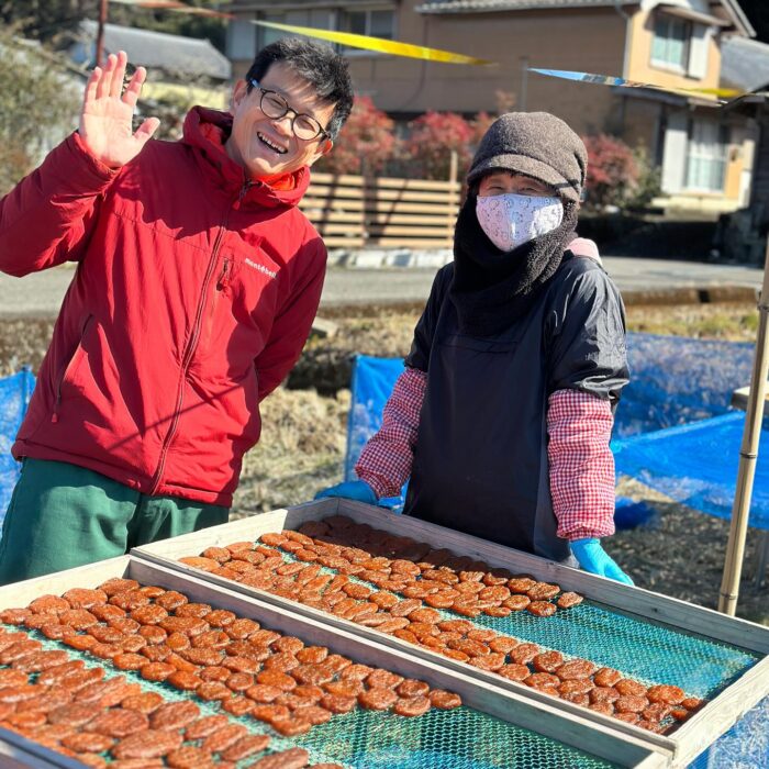 写真：シュトーレンに入っている干し芋を作ってくださっている恵子さんとカゴノオト前です