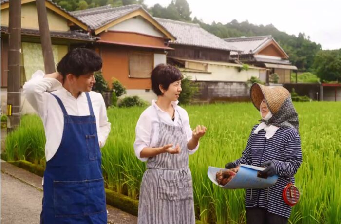 写真：カゴノオトのことを説明しています