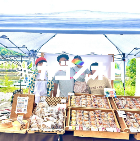 写真：おやつ神社終わりました！出店スペースの前でカゴノオトメンバーです