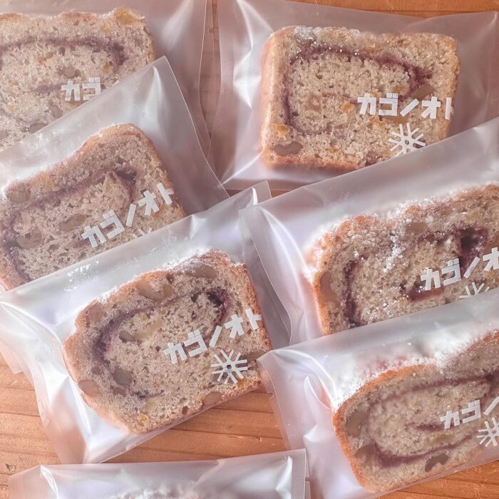 写真：春のいちごシュトーレンの カット販売です