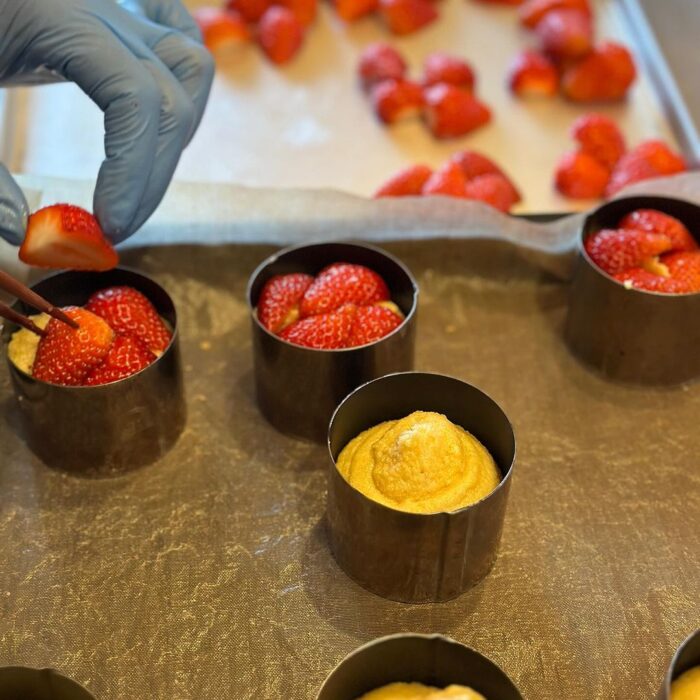 写真：いちごのタルト焼いてます