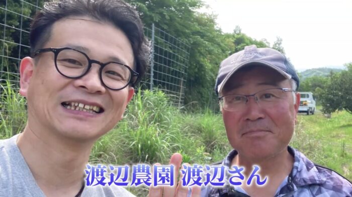 写真：渡辺農園の渡辺さんとカゴノオト前です