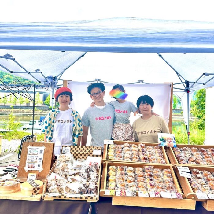写真：おやつ神社にて。出店スペースの前でカゴノオトメンバーです
