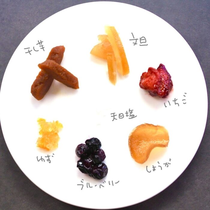 写真：シュトーレンの中に入っているひとつひとつの素材です