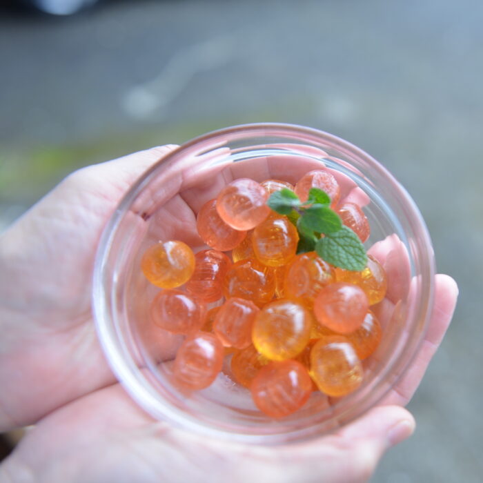 写真：ガラスのボールにドロップが入っています