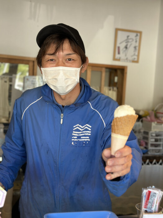 写真：シロップを使ったアイスクリームを道の駅のスタッフが持っています
