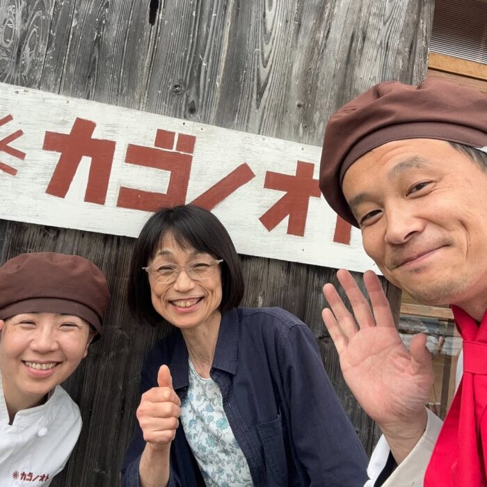 写真:土佐あけぼの会の理事長の野村さんとカゴノオト前と小清水です