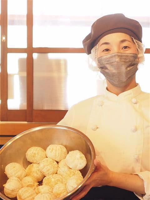 写真:スタッフのみちるさんが小夏の仕込み中です
