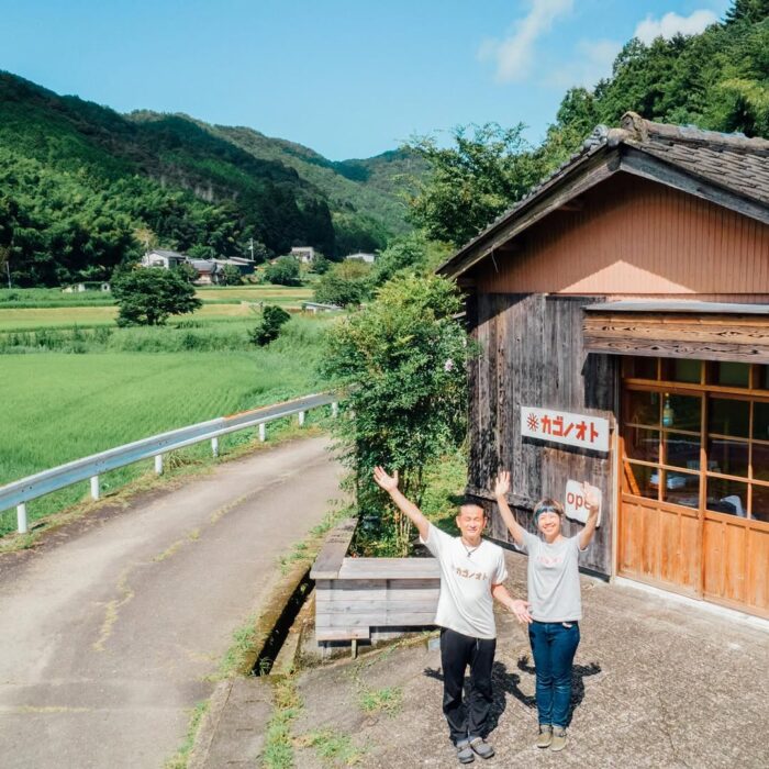 写真:カゴノオト前と小清水です。店舗の前にて。